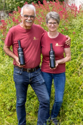 Markus und Sonja mit dem Sauvignon Blanc 2023