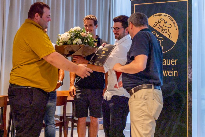 Domenic "Dodo" Schneider gratuliert Julian und dem Engelwy zur Auszeichnung
