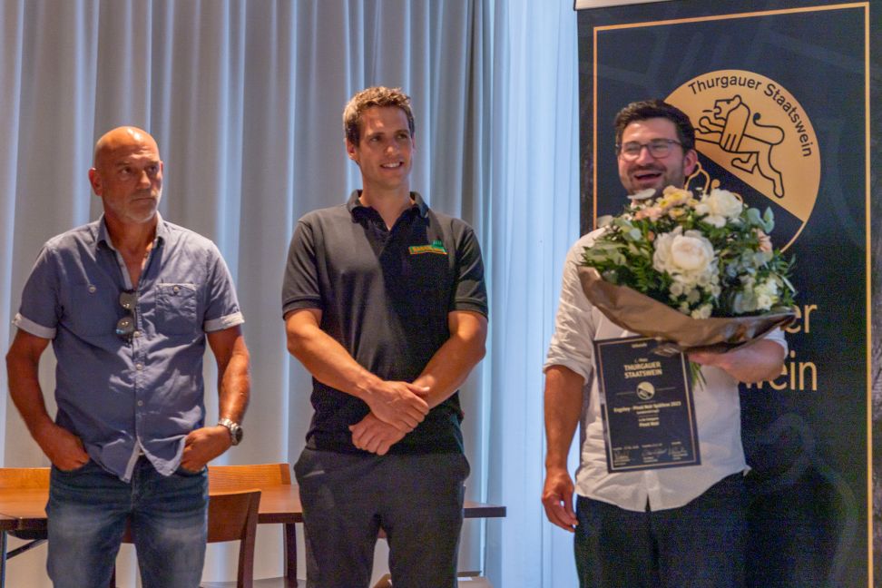 Julian darf die Urkunde und den schönen Strauss entgegennehmen