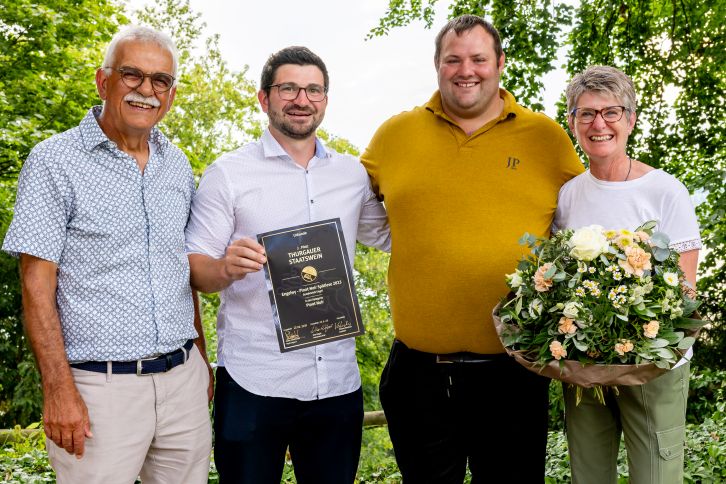 Markus, Julian und Sonja mit dem Spitzenschwinger Domenic "Dodo" Schneider