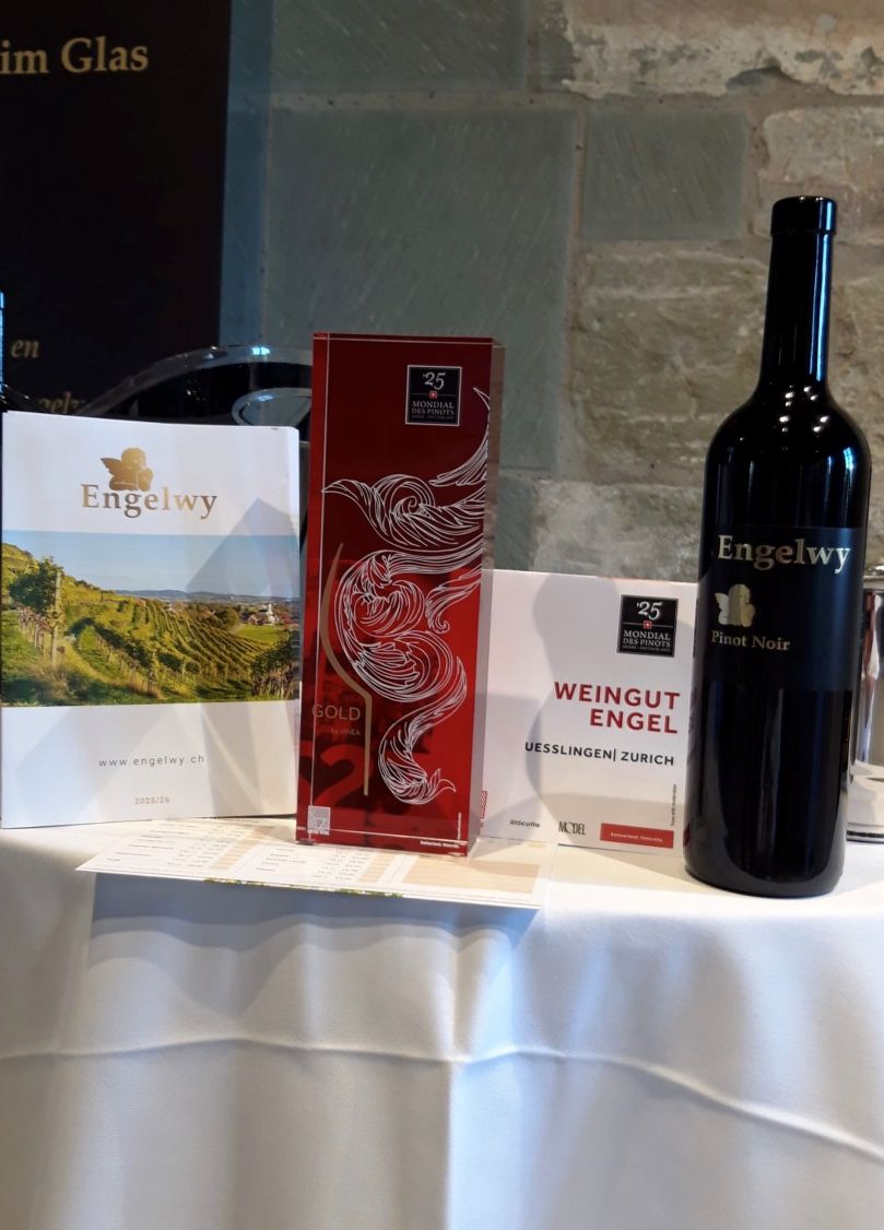 Unser Pokal mit dem Pinot Noir Unser Pokal mit dem Pinot Noir