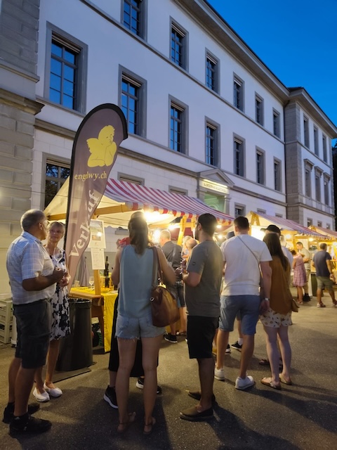 schon von Weitem ist der Engelwy-Stand zu seheh