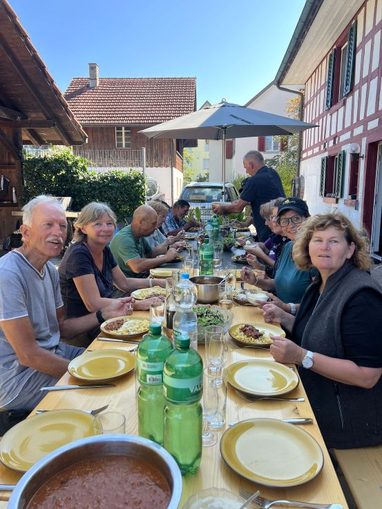 Alle geniessen das wunderbare Mittagessen