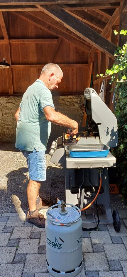 Stefan hilft mit beim Grillieren