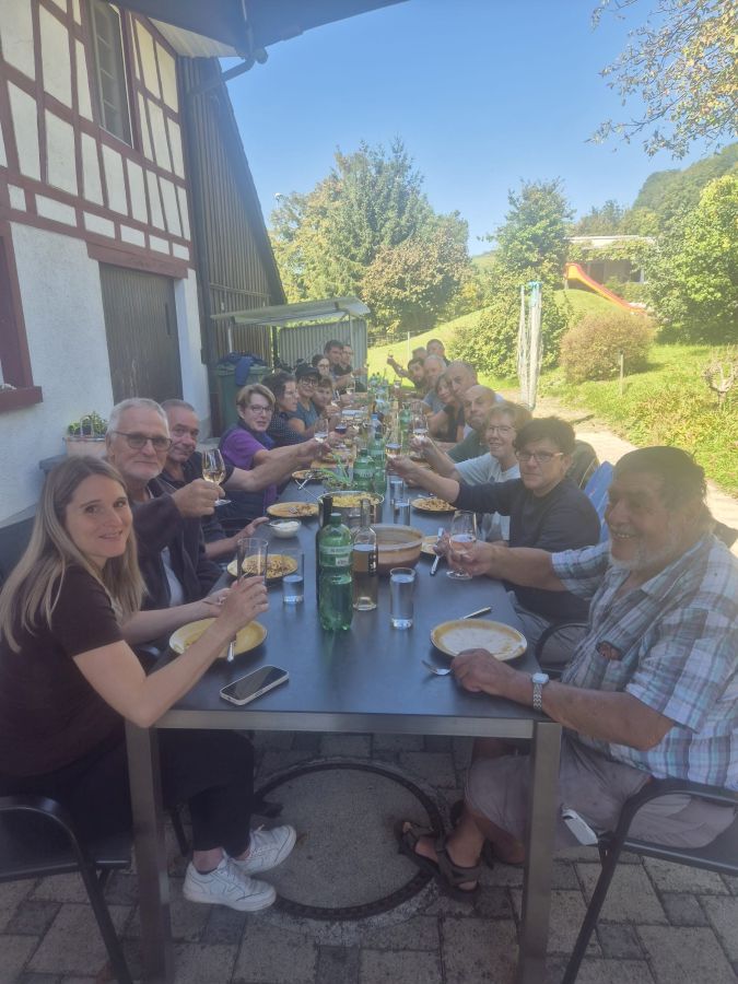 Das gesamte Team beim Mittagessen