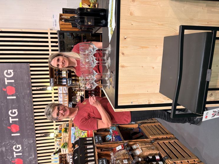 Sonja & Rahel stossen an