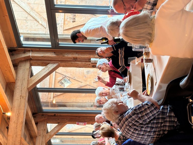 Alle Gäste erhalten ein Glas Müller Thurgau eingeschenkt