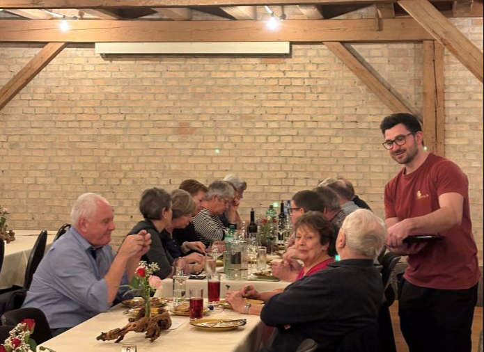 Julian bedient unsere Gäste Julian bedient unsere Gäste