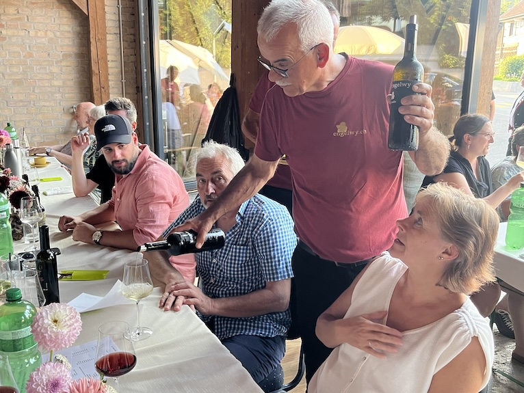 Markus schenkt allen ein Glas "Melodie" ein