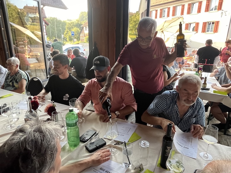 Markus schenkt den neuen Wein ein