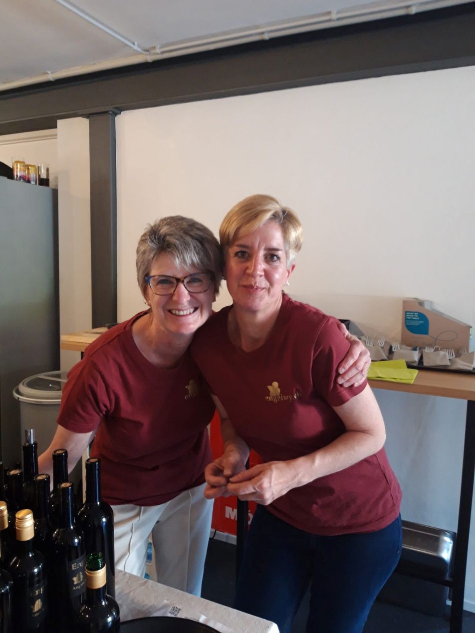 Sonja & Yvonne am Strahlen :-) Sonja & Yvonne am Strahlen :-)