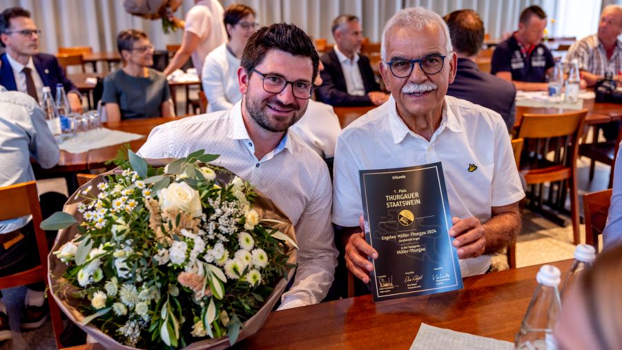 Julian und Markus haben die Auszeichnung für den Müller Thurgau entgegen genommen :-) Julian und Markus haben die Auszeichnung für den Müller Thurgau entgegen genommen :-)