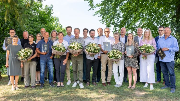 Alle Winzerinnen und Winzer mit der VIP-Jury Alle Winzerinnen und Winzer mit der VIP-Jury