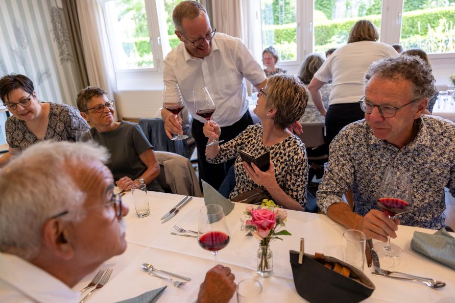 Sonja stosst mit dem Regierungsrat, Walter Schönholzer, auf den Erfolg an Sonja stosst mit dem Regierungsrat, Walter Schönholzer, auf den Erfolg an