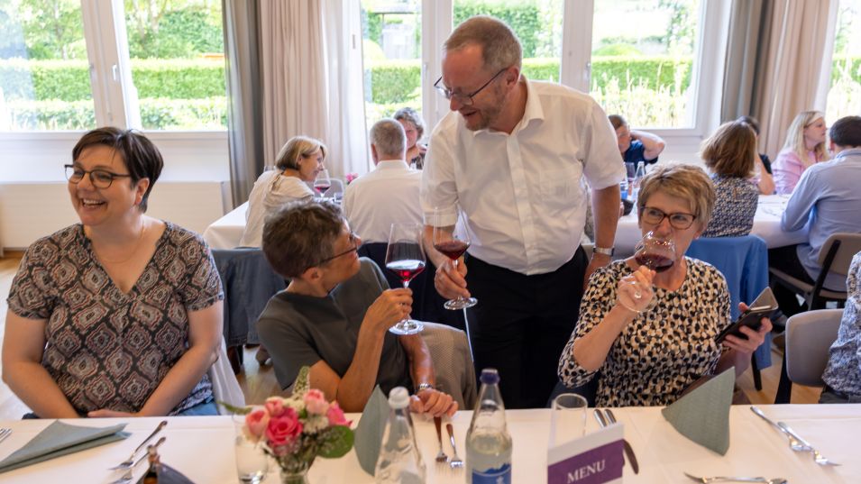 Walter Schönholzer ist am Anstossen Walter Schönholzer ist am Anstossen
